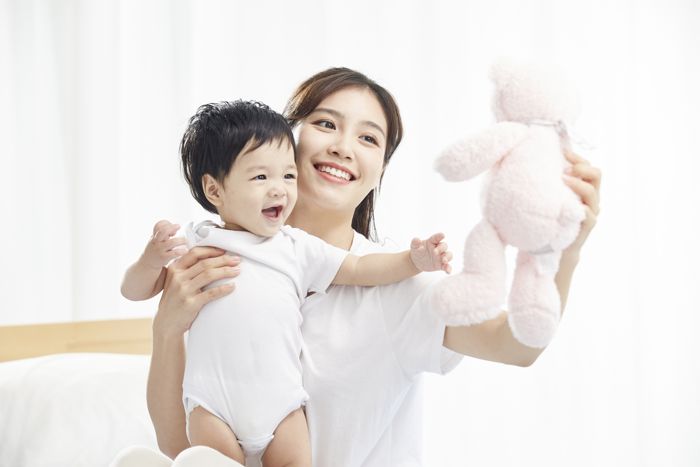 1629883531798555.jpg 攝圖網(wǎng)_501651346_年輕媽媽用毛絨玩具逗寶寶開心(企業(yè)商用) (1).jpg