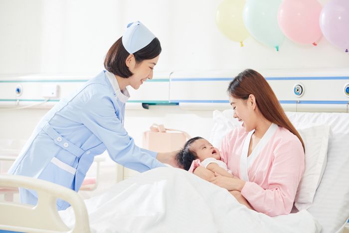 1629971797632307.jpg 攝圖網_501677937_高檔月子中心護理和母子形象(企業商用).jpg