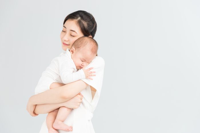 1630029371860010.jpg 攝圖網(wǎng)_500962246_母嬰媽媽抱著寶寶睡覺(企業(yè)商用).jpg