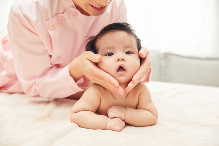 1630030010583388.jpg 攝圖網(wǎng)_501694451_護(hù)工給寶寶按摩(企業(yè)商用).jpg