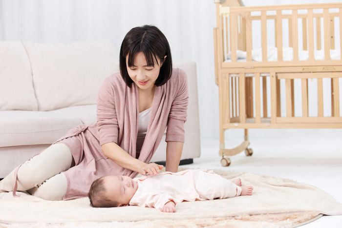 1630638209701762.jpg 攝圖網_501728710_照顧嬰兒寶寶入睡的月嫂保姆(企業商用).jpg