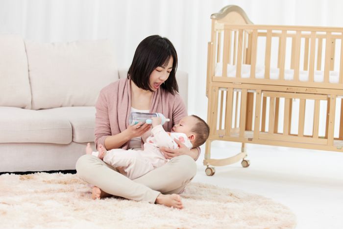 1633593565351876.jpg 攝圖網_501725414_月嫂喂養嬰兒小寶寶(企業商用).jpg