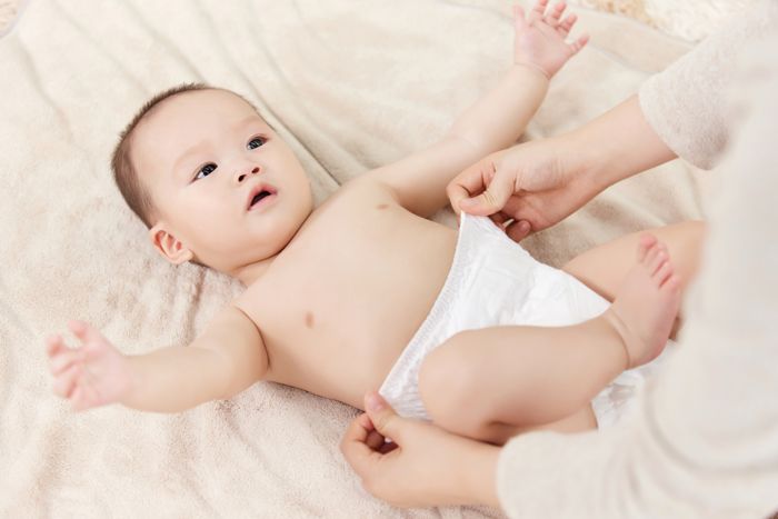 1634026145121118.jpg 攝圖網_501725392_母親幫嬰兒小寶寶穿尿不濕(企業商用).jpg