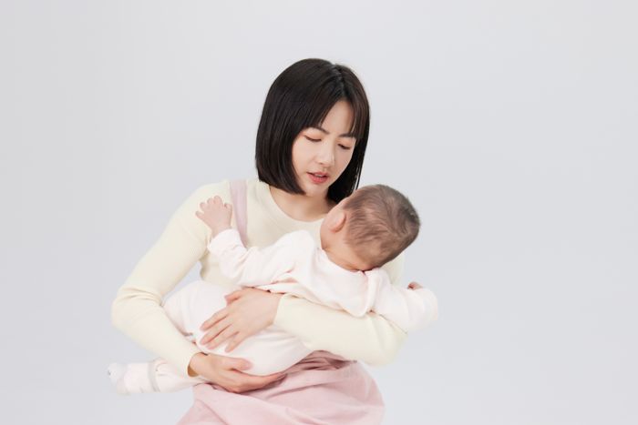 1639119269310325.jpg 攝圖網_501725324_抱著嬰兒小寶寶的月嫂(企業商用).jpg