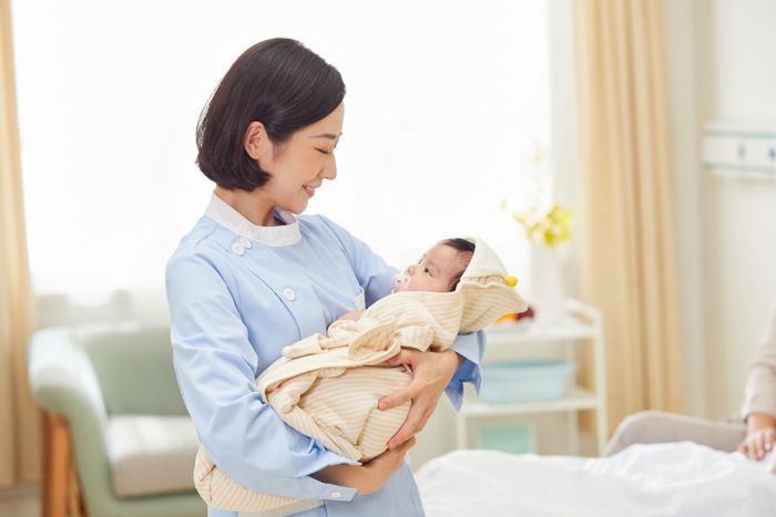 1640413268100937.jpg 攝圖網_501694182_高檔月子中心護工和嬰兒互動(企業商用).jpg