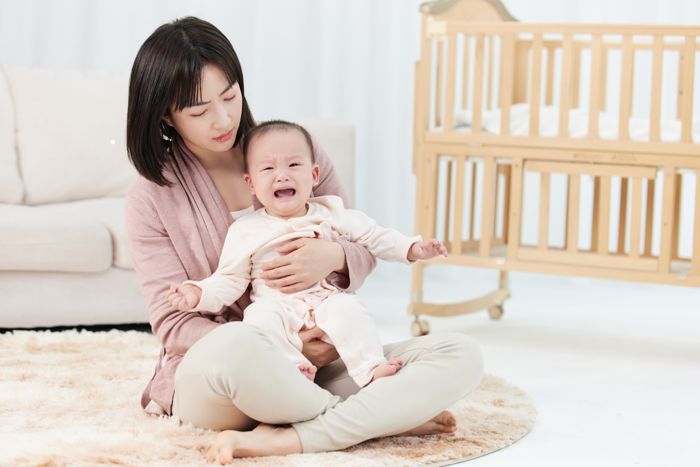 1642142231101833.jpg 攝圖網_501725428_安撫哭泣嬰兒的月嫂(企業商用).jpg