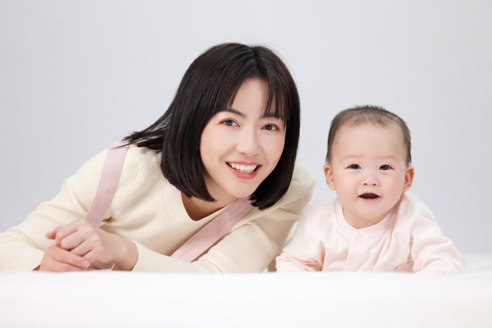 1642313455263584.jpg 攝圖網(wǎng)_501725321_嬰兒與月嫂的溫馨互動(企業(yè)商用).jpg