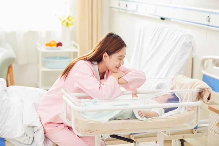 1652428815443272.jpg 攝圖網_501692287_banner_年輕媽媽和嬰兒車里的寶寶互動(企業商用).jpg