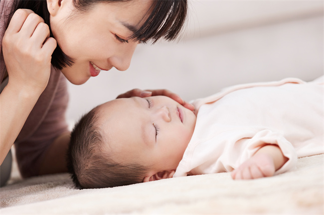 1656492746170528.jpg 攝圖網(wǎng)_501728707_喜愛小寶寶的月嫂(企業(yè)商用).jpg