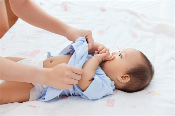 1656495722733019.jpg 攝圖網_501776451_居家生活媽媽給寶寶換紙尿褲(企業商用).jpg