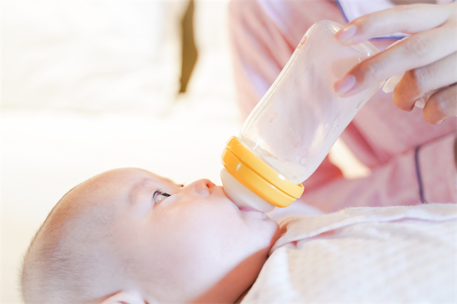 1656577395236872.jpg 攝圖網_501655645_媽媽給寶寶用奶瓶喂奶(企業商用).jpg